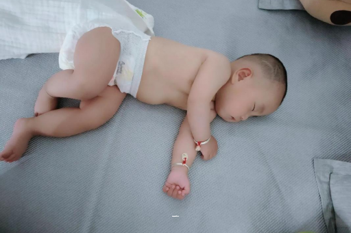 济宁宝宝胳膊上起红疙瘩